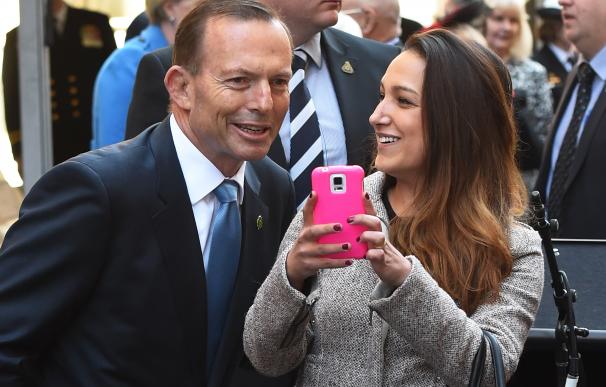 Australia's Prime Minister Tony Abbott (L) poses f