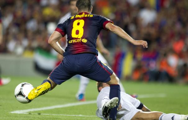 Sergio Ramos derriba a Iniesta en el partido de ida de la Supercopa de España 2012