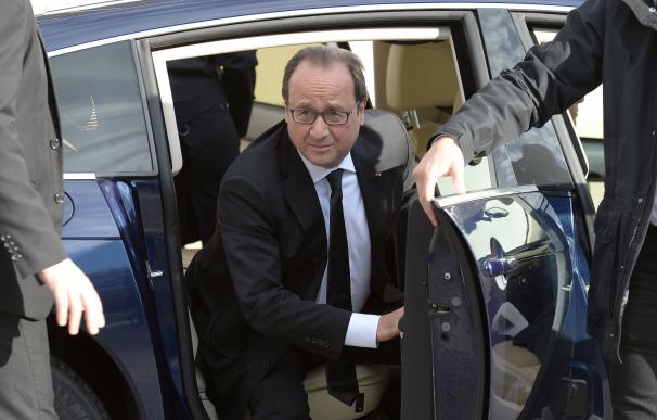 French President Francois Hollande (C) arrives to