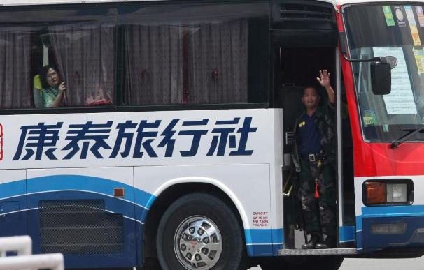 El ex policía que secuestró un autobús en Manina con más de 25 pasajeros libera a 6 de ellos