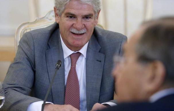 Dastis insiste en apoyar los "esfuerzos regionales" y a la OEA para poner fin a la crisis