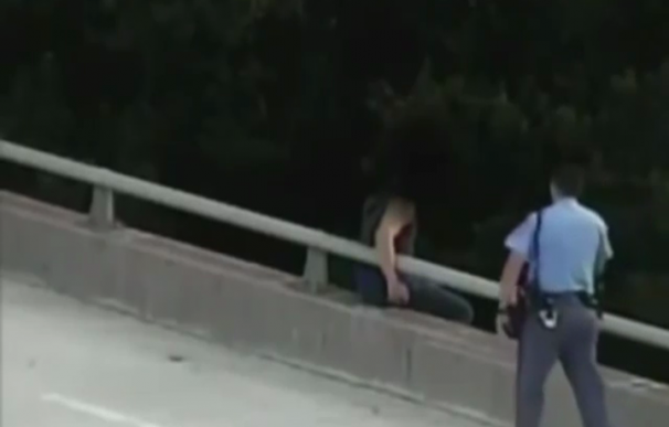 Un policía de Carolina del Norte convence a un hombre de que no se suicide
