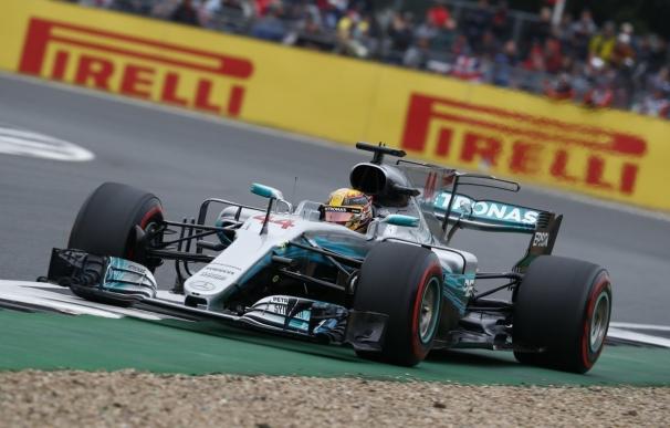 Hamilton firma la pole en Silverstone y se queda a una de Schumacher