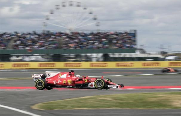 El piloto alemán de Fórmula Uno, Sebastian Vettel de Ferrari durante la segunda sesión de entrenamientos libres en el circuito de Silverstone (Reino Unido), hoy 14 de julio de 2017 (EFE/Valdrin Xhemaj)