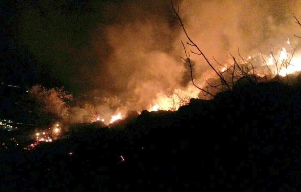 Vara pide que ningún vecino "asuma riesgos personales" en el incendio de la Sierra de Arroyo, que sigue "descontrolado"