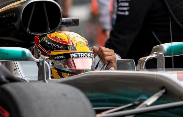El piloto británico Lewis Hamilton durante la tercera sesión de libres del GP de Gran Bretaña (EFE/EPA/VALDRIN XHEMAJ)