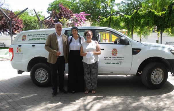 Diputación y Ayuntamiento de Doña Mencía firman convenio para adquirir un nuevo vehículo para jardinería