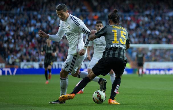 Ronaldo (i), del Real Madrid, y Angeleri (d), del Málaga