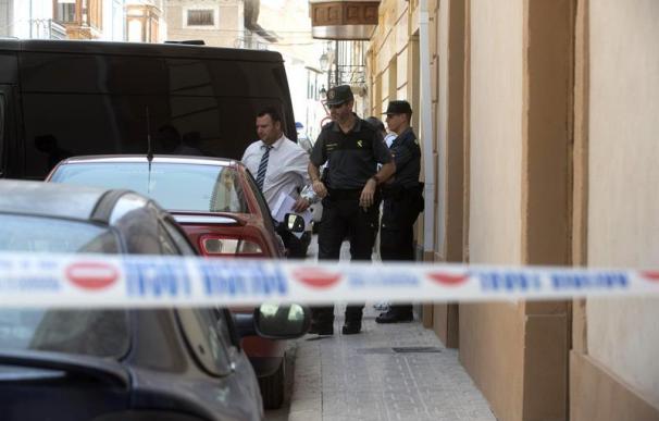 Efectivos de la Guardia Civil junto al domicilio de Huéscar (Granada) en el ha tenido lugar el crimen (EFE/Miguel Angel Molina)