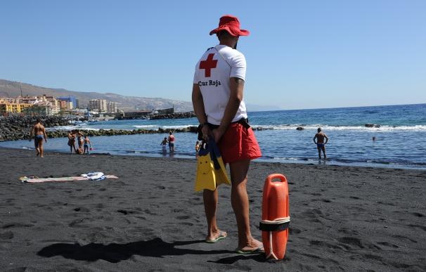 Los socorristas de playas canarias con Bandera Azul evitan 157 muertes en 2016