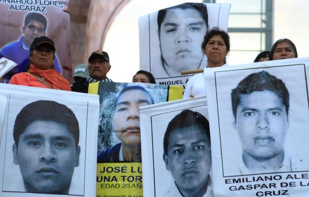 Padres acusan a fiscalía de querer cerrar caso Iguala por cercanía comicios