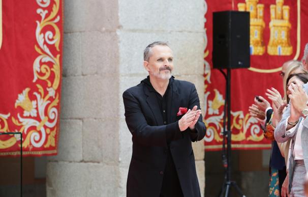 Miguel Bosé recibe la Medalla Internacional de las Artes y sigue luchando contra el SIDA