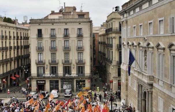Centenares de funcionarios rechazan en la plaza de Sant Jaume el recorte salarial