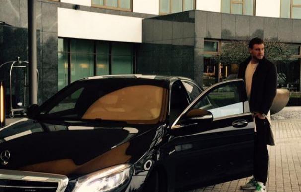 La foto con un Mercedes que le va a costar a Bendtner una multa muy cara.