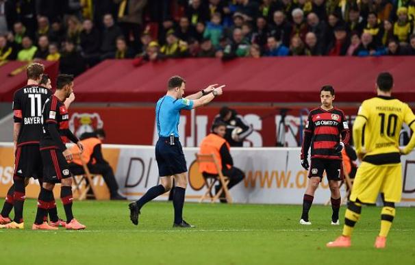 ¡El árbitro del Leverkusen-Dortmund abandona el partido ante las protestas! / Getty Images.