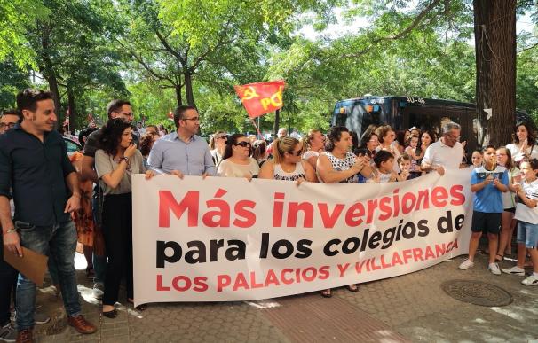 Unos 200 vecinos de Los Palacios y representantes del Ayuntamiento piden a la Junta más inversión en educación
