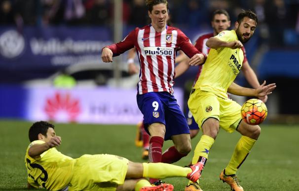 Atletico Madrid's forward Fernando Torres (C) vies