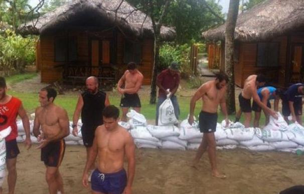 Los jugadores de España de Rugby 7 construyendo diques / Twitter ‏@uprisingfiji