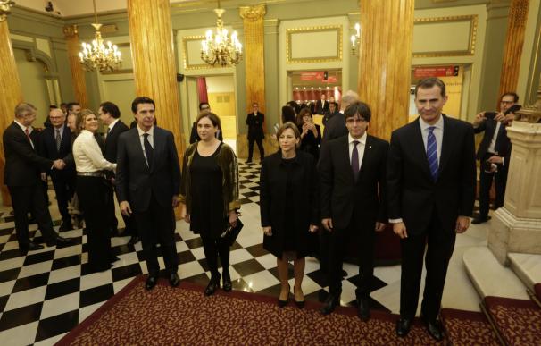 El Rey posa con Puigdemont, Ada Colau y José Manuel Soria