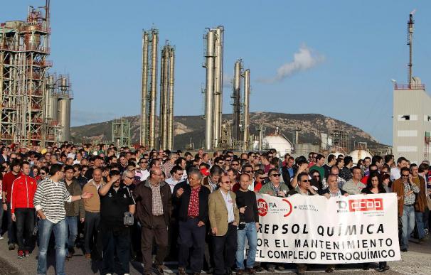 Unos 1.600 trabajadores de Repsol inician una marcha en Puertollano (Ciudad Real)