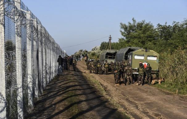 Hungría cierra su frontera con Serbia