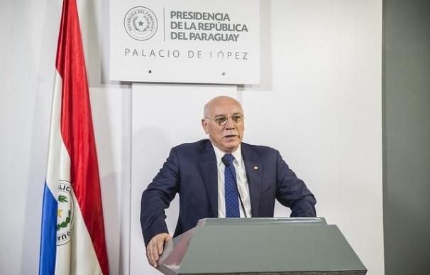 El Gobierno condecora al ministro paraguayo Loizaga por su impulso a la relación con España