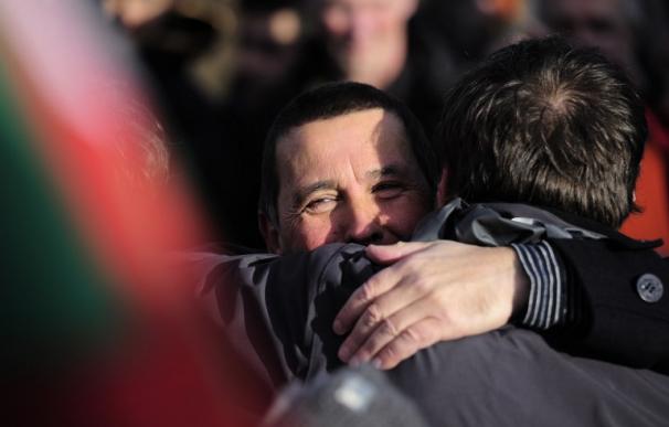 Arnaldo Otegi abrazado al salir de la prisión de Logroño el 1 de marzo de 2016 (ANDER GILLENEA / AFP)