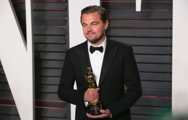 US actor Leonardo DiCaprio poses with his Best Act