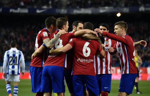El Atlético de Madrid mete presión al Barcelona. / AFP