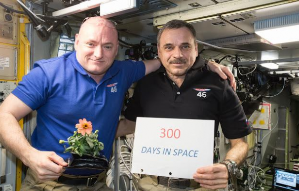 Los astronautas Kelly y Kornienko han pasado 340 días en el espacio
