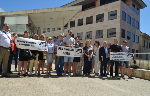 Concentración de familiares de una víctima mortal de tráfico en Lleida para pedir "justicia"