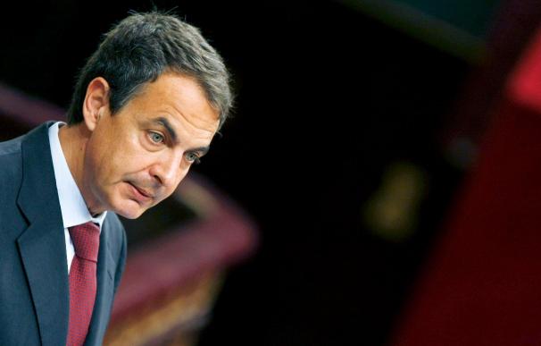 Zapatero anuncia duros recortes sociales y la rebaja de los salarios públicos
