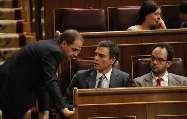 Sánchez, con Luena y Hernando, en una sesión en el Congreso.