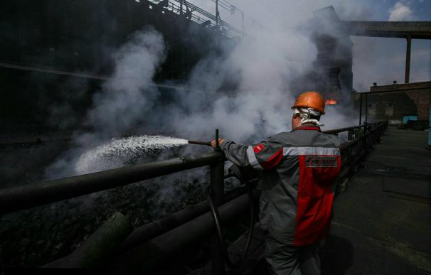 Una trabajadora refresca el carbón en la planta de Metinvest en Avdiivka (Donbass)