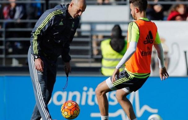 Zidane regatea a Mayoral en un entrenamiento del Real Madrid / Foto: Real Madrid