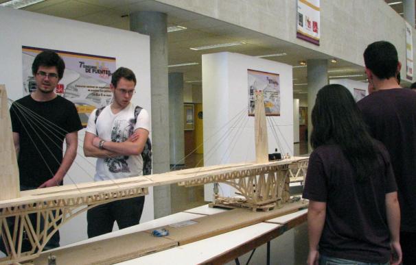 Unos 50 puentes hechos con palos de helado compiten en un concurso de la UMH