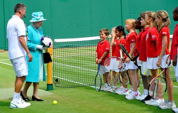 La Reina Isabel II de Inglaterra pisa Wimbledon por primera vez en 33 años