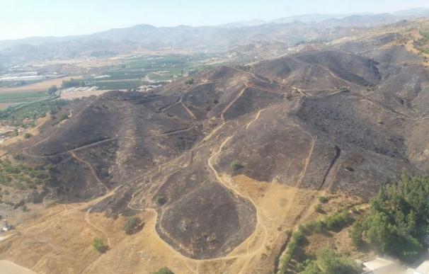 El incendio forestal de los Asperones (Málaga) afecta a 50 hectáreas de pasto y matorral, según Infoca