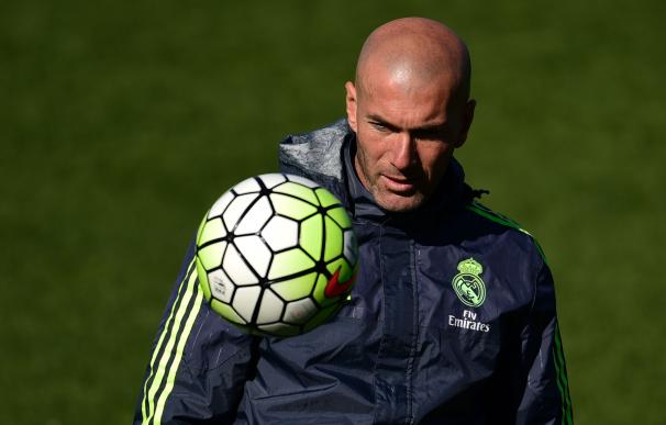 Real Madrid's French head coach Zinedine Zidane pl