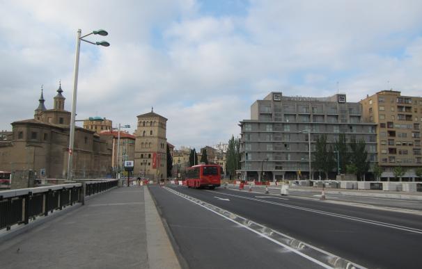 El Ayuntamiento sustituirá los escudos con simbología franquista del Puente de Santiago