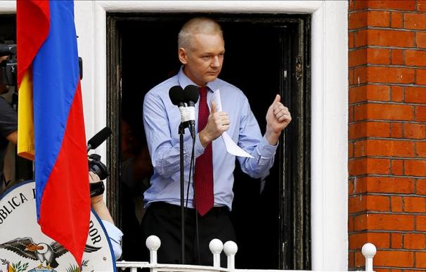 Assange estima salir de la Embajada de Ecuador en un año si Suecia abandona el caso