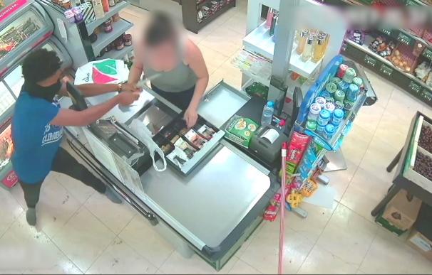 Detenidos por robar en un supermercado de Martorell con la complicidad de la cajera