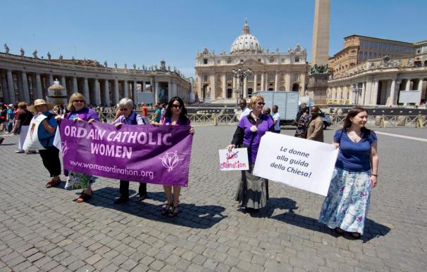 Una asociación el favor del sacerdocio femenino se manifiesta en el Vaticano