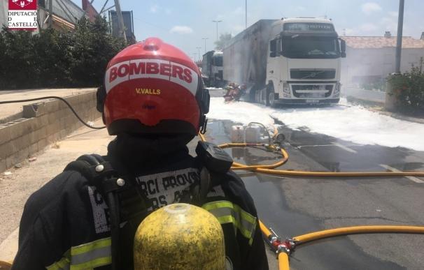 Controlado el incendio de dos camiones aparcados en Almassora al prenderse material de reciclaje