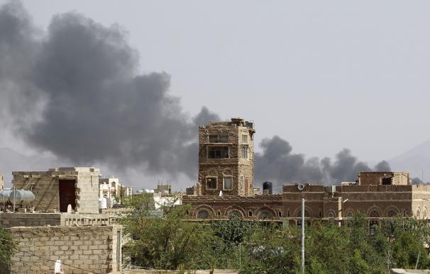Imagen de archivo de una columna de humo elevándose desde la capital Sanaa tras un bombardeo
