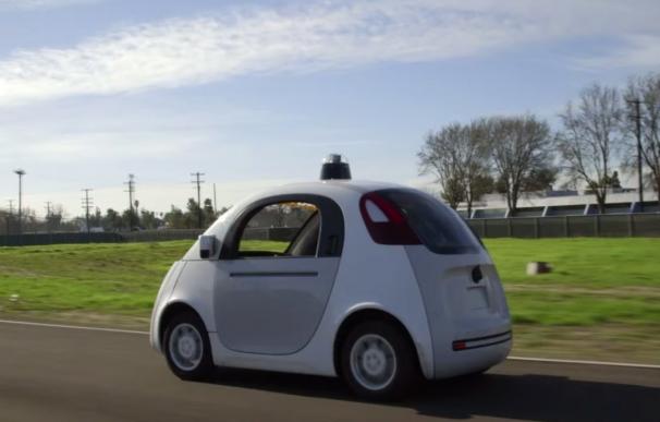 El primer prototipo de coche autónomo de Google estrenándose en carretera