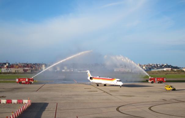 Los vuelos entre Santander y Lisboa se estrenan con 90 viajeros
