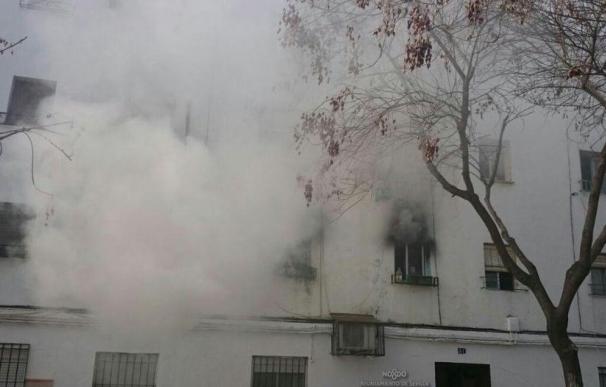 Desalojadas tres viviendas y una persona afectada por inhalación de humo en un incendio en Torreblanca