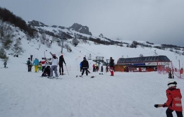Unas 10.000 personas han visitado las estaciones de esquí invernales durante el puente