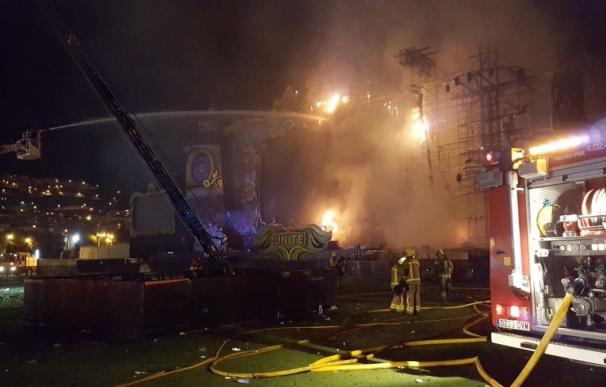 Un incendio quema el escenario central de Tomorrowland Barcelona diseñado por el artista fallero Manolo García